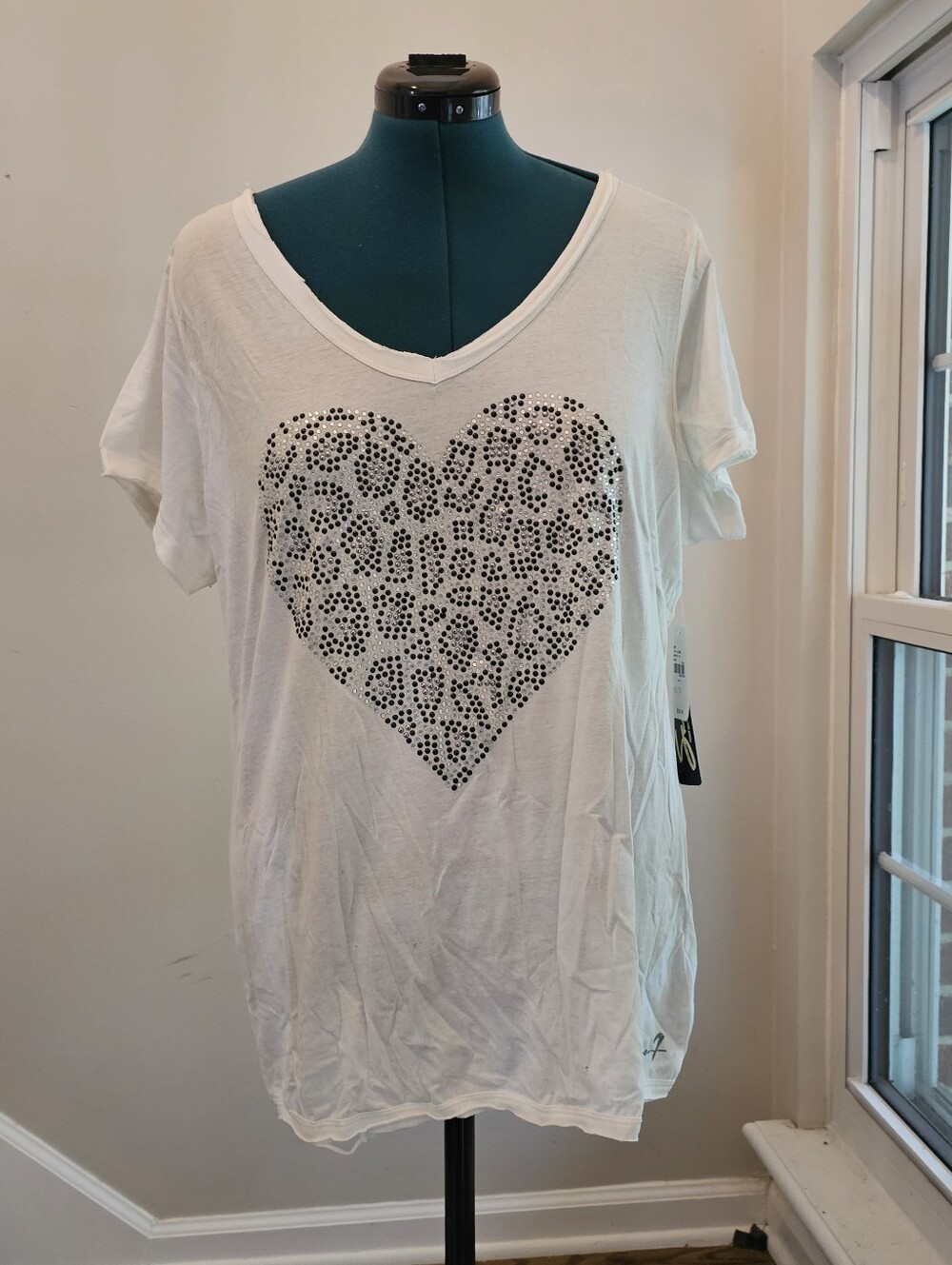 Seven7 NWT White V-Neck Tee with Embellished Leopard Print Heart - Size 18/20
